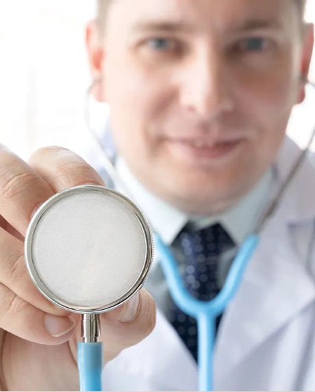 doctor-listen-to-patient-by-stethoscope-in-camera-SJSJVCJ-2